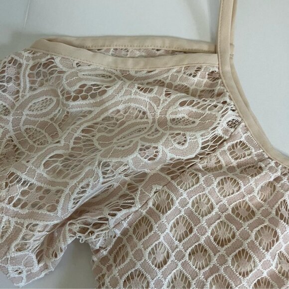 Battenberg lace overlay cold shoulder - Picture 7 of 11